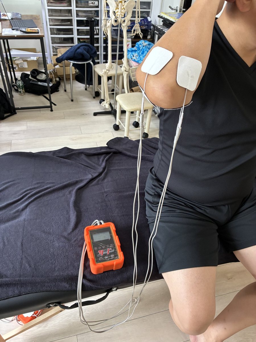 立った状態で腕にパッドを貼る様子